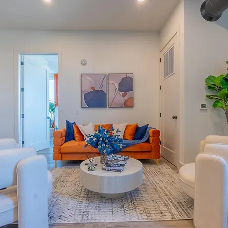 Vibrant Visit Near Airport, Free Parking, 2 Bedroom 2 Bath Suite That Sleeps 8, 20 Percent Off 7 Days